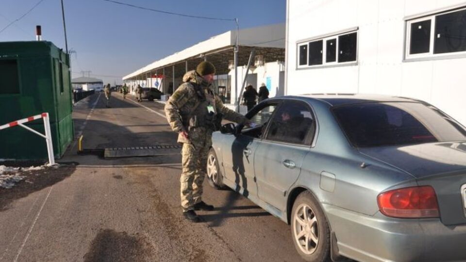 Пограничники дополнительно оформили 835 человек