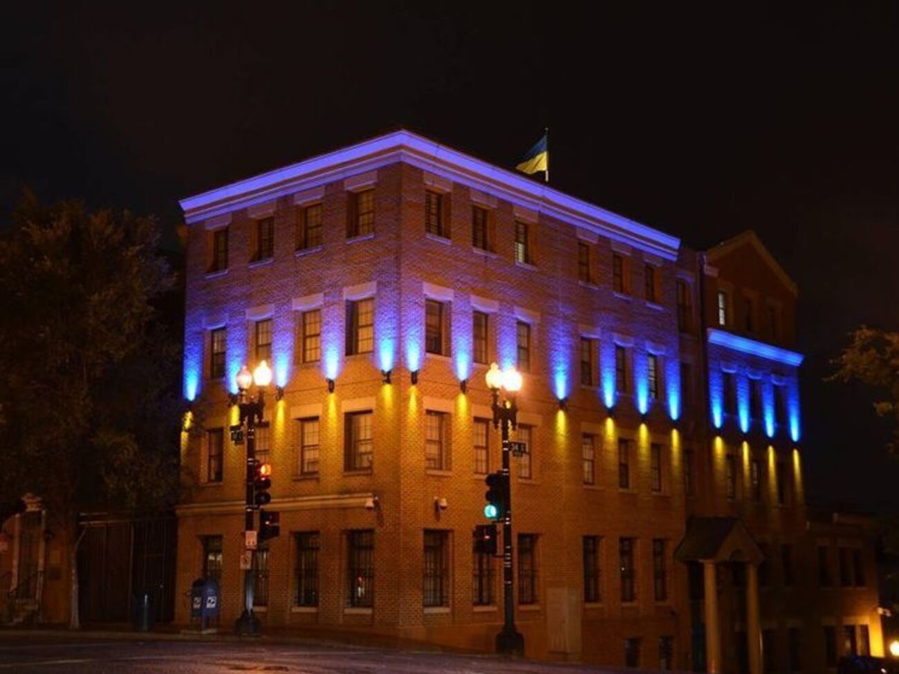 Посольство передало до суду необхідні докази та очікує передання полотна