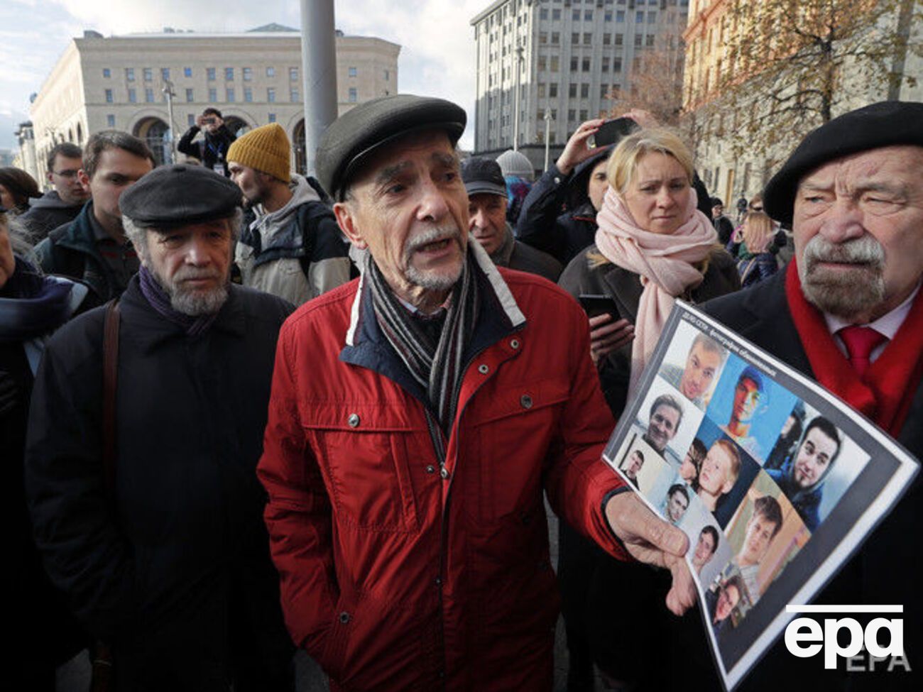 Пономарьова (у центрі) заарештували 5 грудня