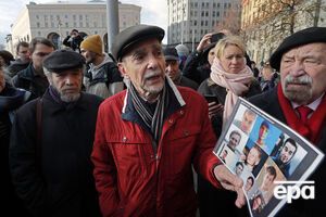 Пономарьова (у центрі) заарештували 5 грудня