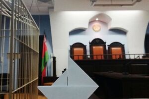 Суд не начался, пока в помещении не убрали бумажные кораблики