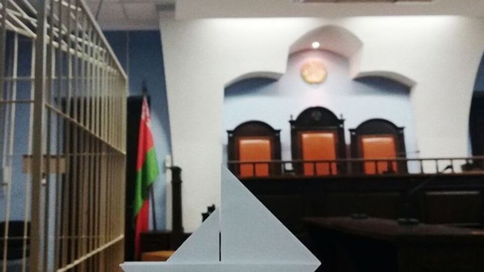 Суд не начался, пока в помещении не убрали бумажные кораблики