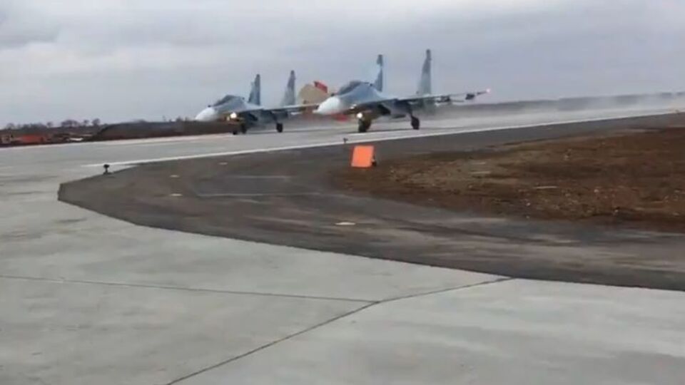 Військові літаки приземлилися на оновлену смугу аеродрому Бельбек