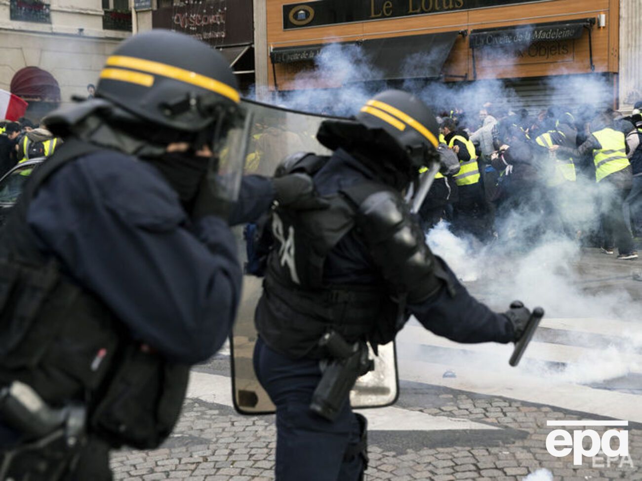 Полиция задержала более 100 участников акций протеста