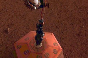 Космический корабль впервые автоматически установил сейсмометр на поверхности другой планеты