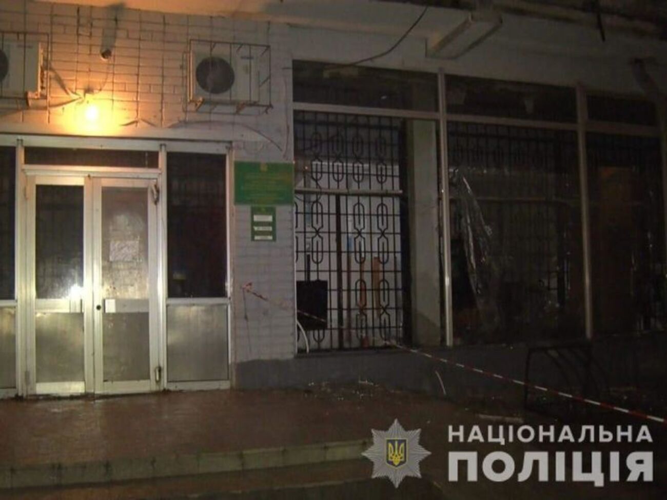 Унаслідок інциденту було пошкоджено вітрини банку, ніхто не постраждав