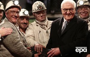 Останній шматок німецького антрациту подарували Штайнмаєру (праворуч)