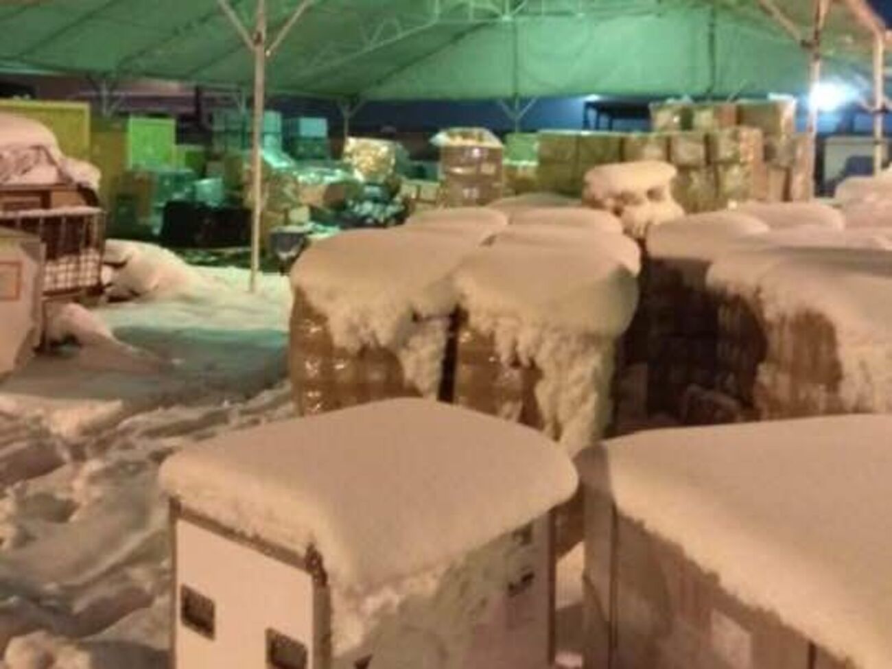 Грузы свалены рядом с переполненным терминалом