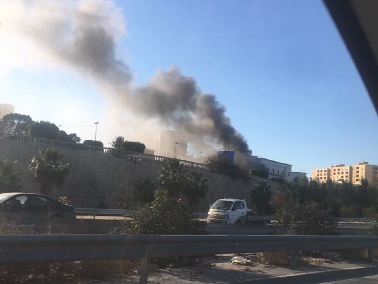 Над зданием МИД Ливии поднялся столб дыма