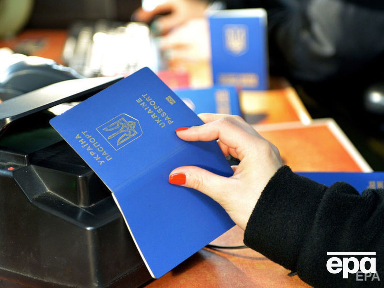 Желающих покинуть Украину на 25% больше, чем тех, кто хотел бы в нее въехать