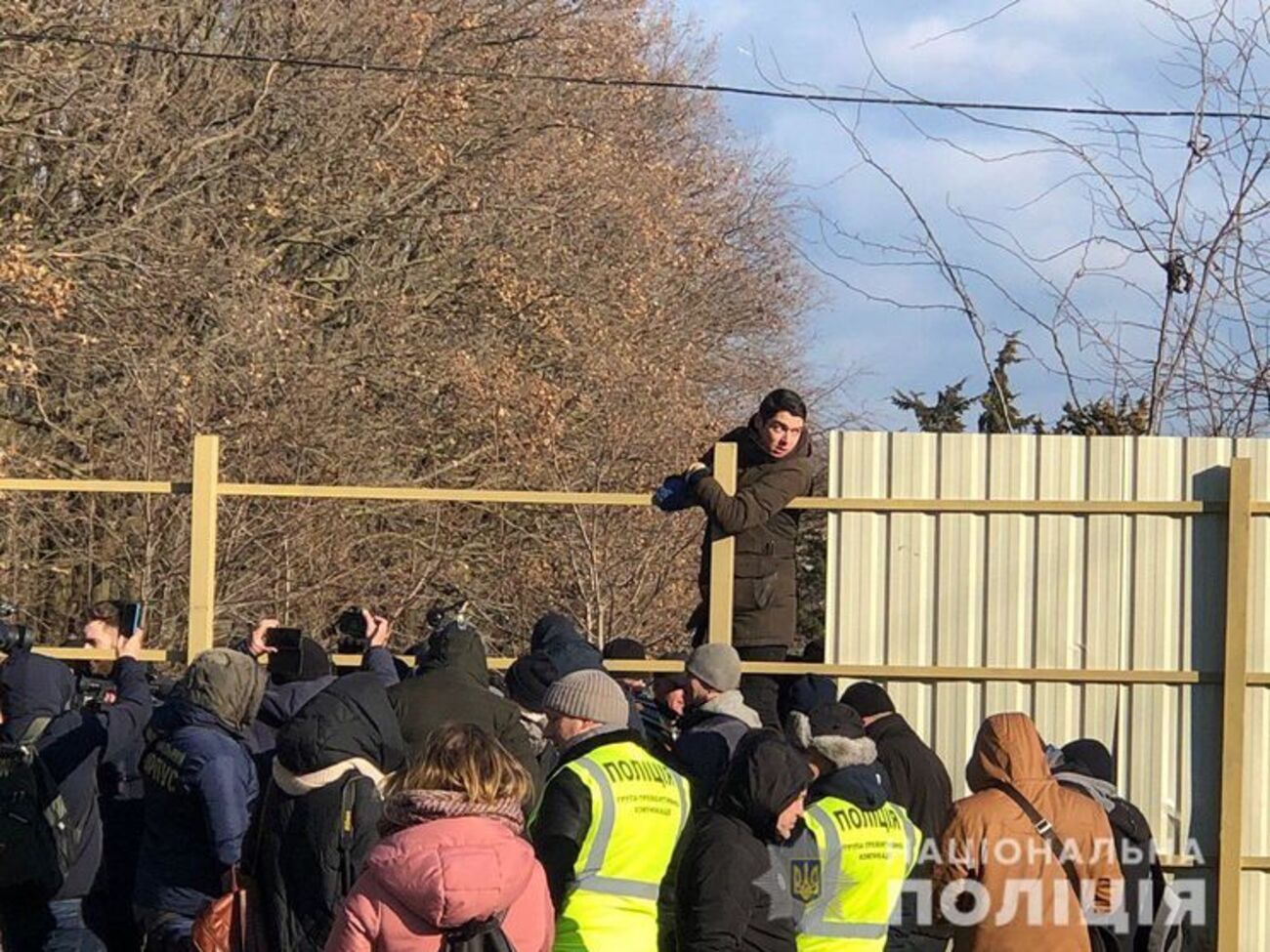 Устименко разом з активістами намагався знести паркан, який, за їхньою версією, установлено незаконно