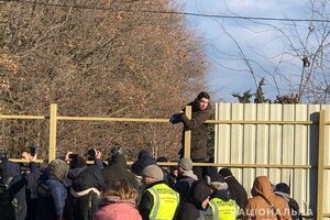 Устименко разом з активістами намагався знести паркан, який, за їхньою версією, установлено незаконно