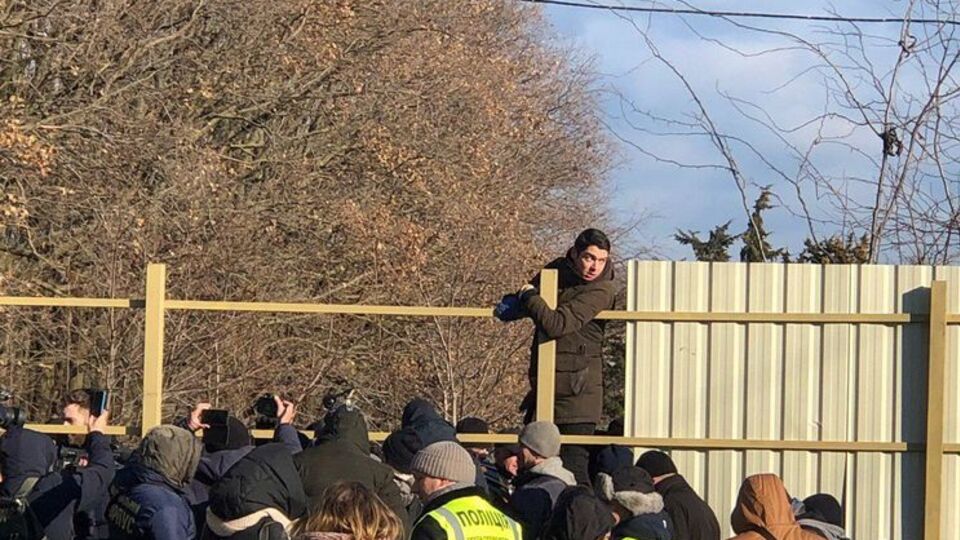 Устименко вместе с активистами пытался снести забор, который, по их версии, установлен незаконно