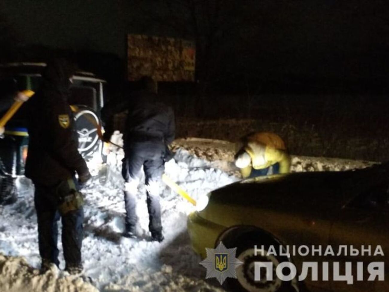 Автомобили застревают в заносах