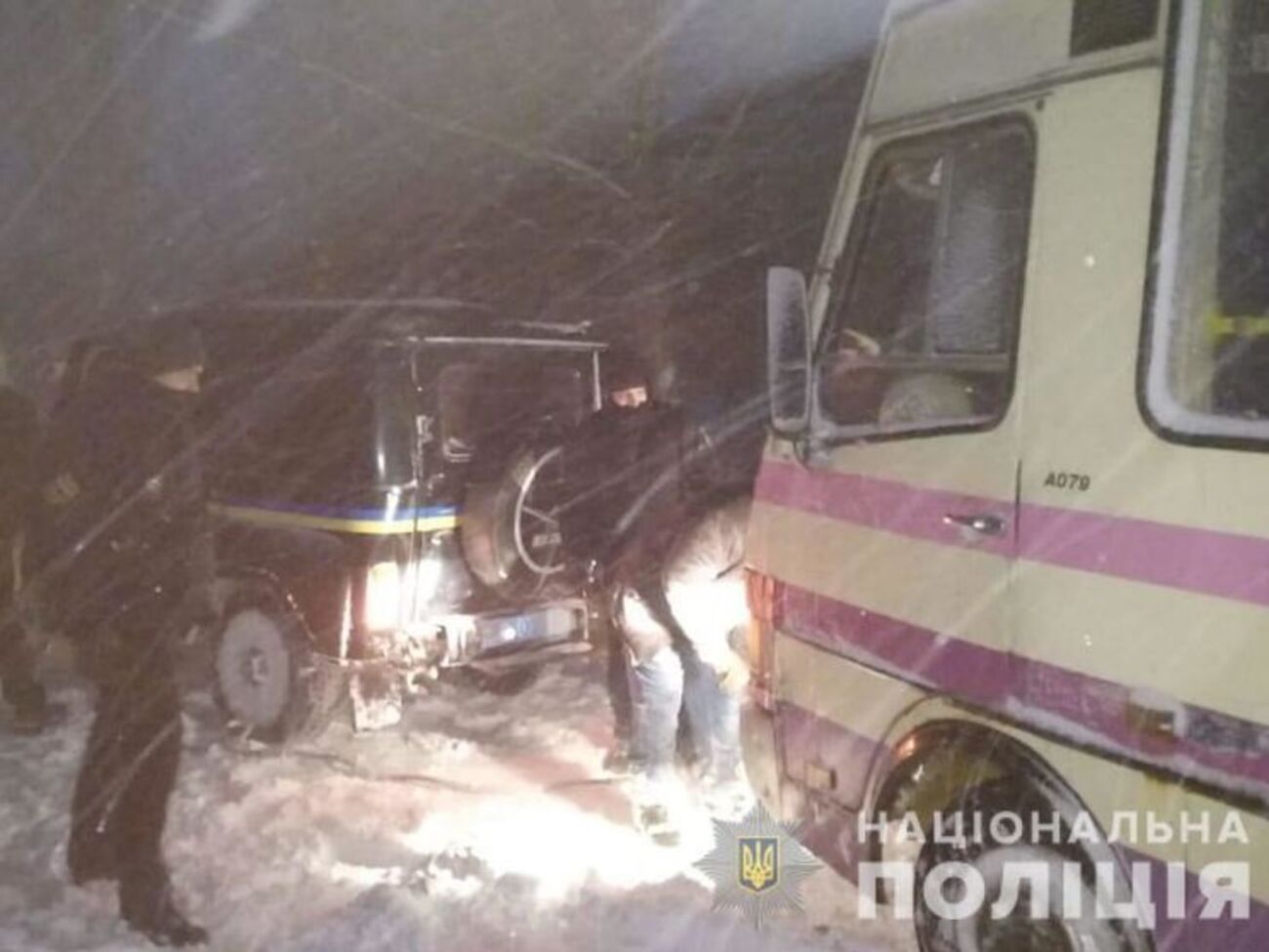 Поліцейські допомагають витягувати транспорт із заметів