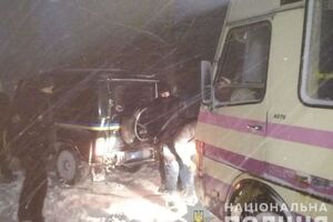 Поліцейські допомагають витягувати транспорт із заметів