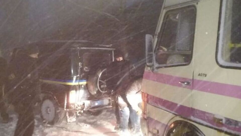 Поліцейські допомагають витягувати транспорт із заметів