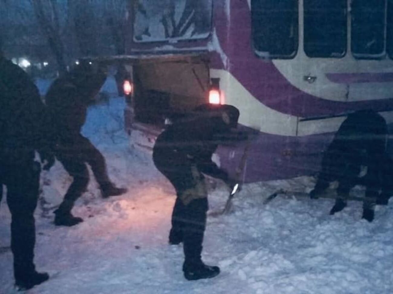Снігопади призвели до заторів на автошляхах центральної України. Фоторепортаж