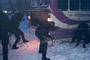 Снігопади призвели до заторів на автошляхах центральної України. Фоторепортаж