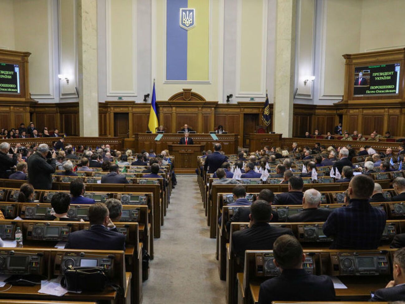 26 ноября Верховная Рада поддержала указ президента о введении военного положения