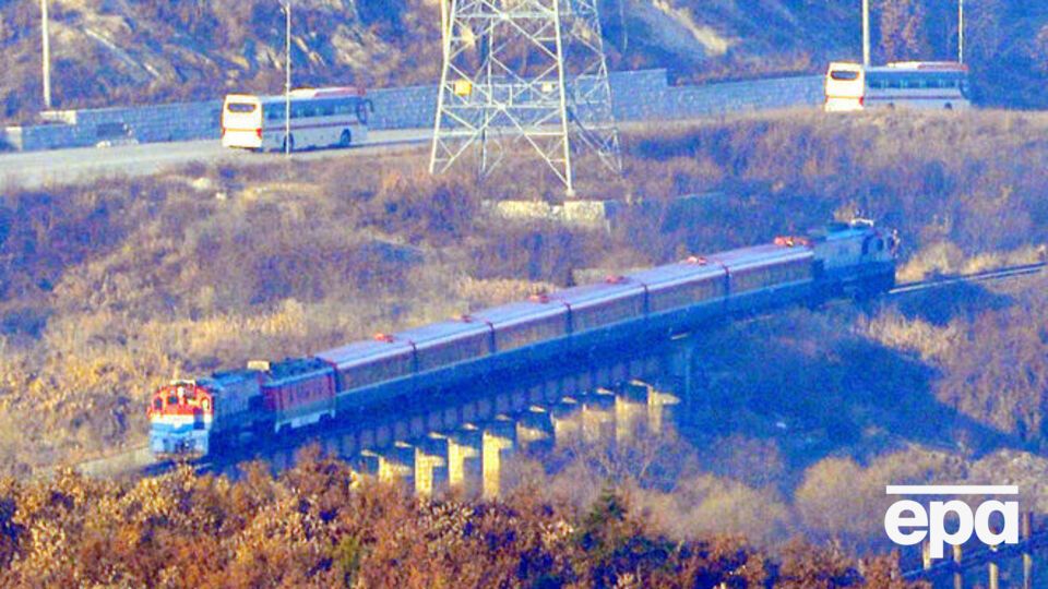 Церемонія відбувалася на станції Панмун у північнокорейському прикордонному місті Кесон