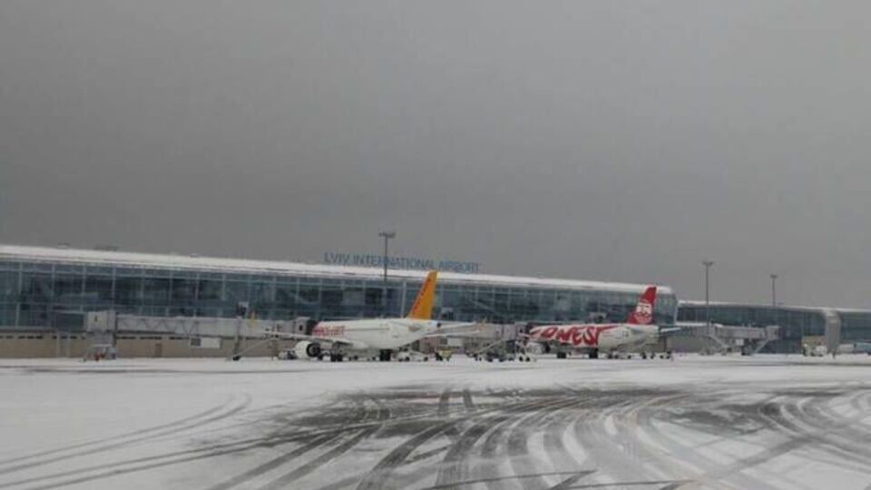 Негода частково паралізувала роботу львівського аеропорту