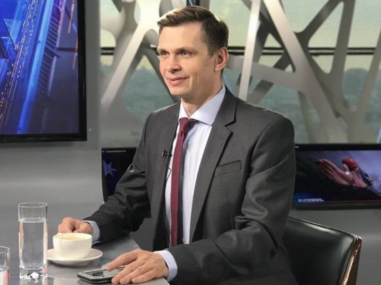 Раніше в Москві під Новий рік нас розважали "галубими огоньками". Тепер – "санкційними списками"