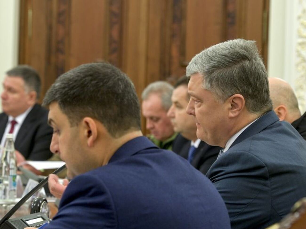 На заседании СНБО Порошенко выразил несогласие с идеей перевозить военные корабли по суше в порты Азовского моря