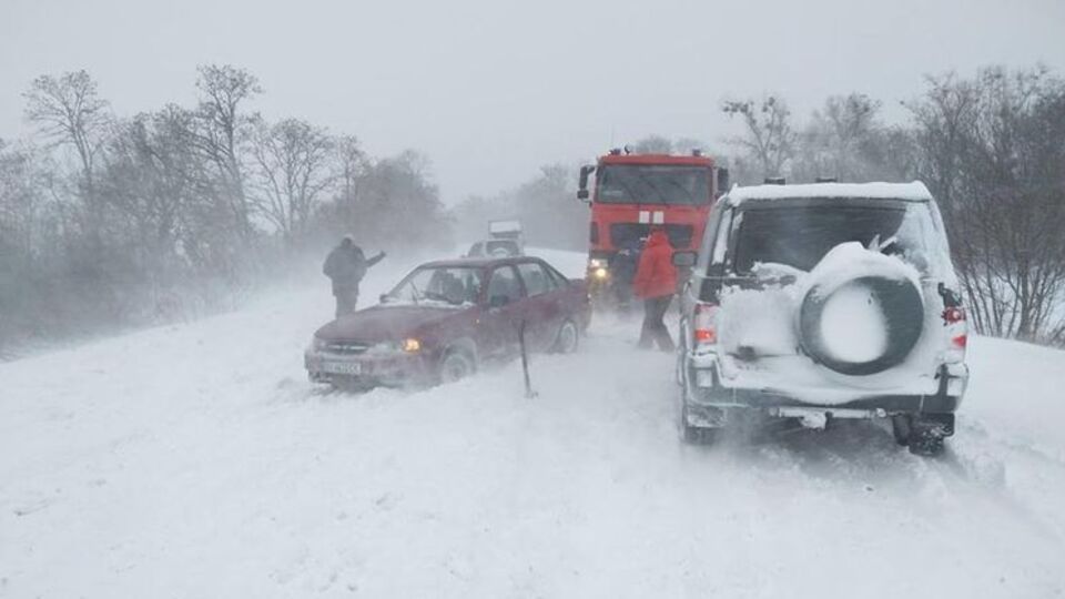 Фахівці працюють на ділянках дороги, де ускладнено рух