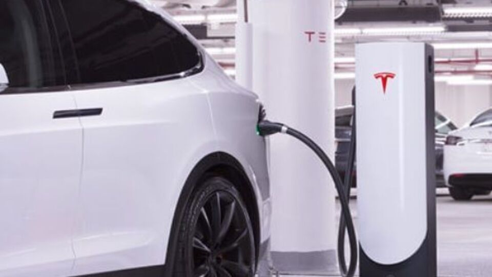 Заправки Tesla поширені у США і на заході Європи