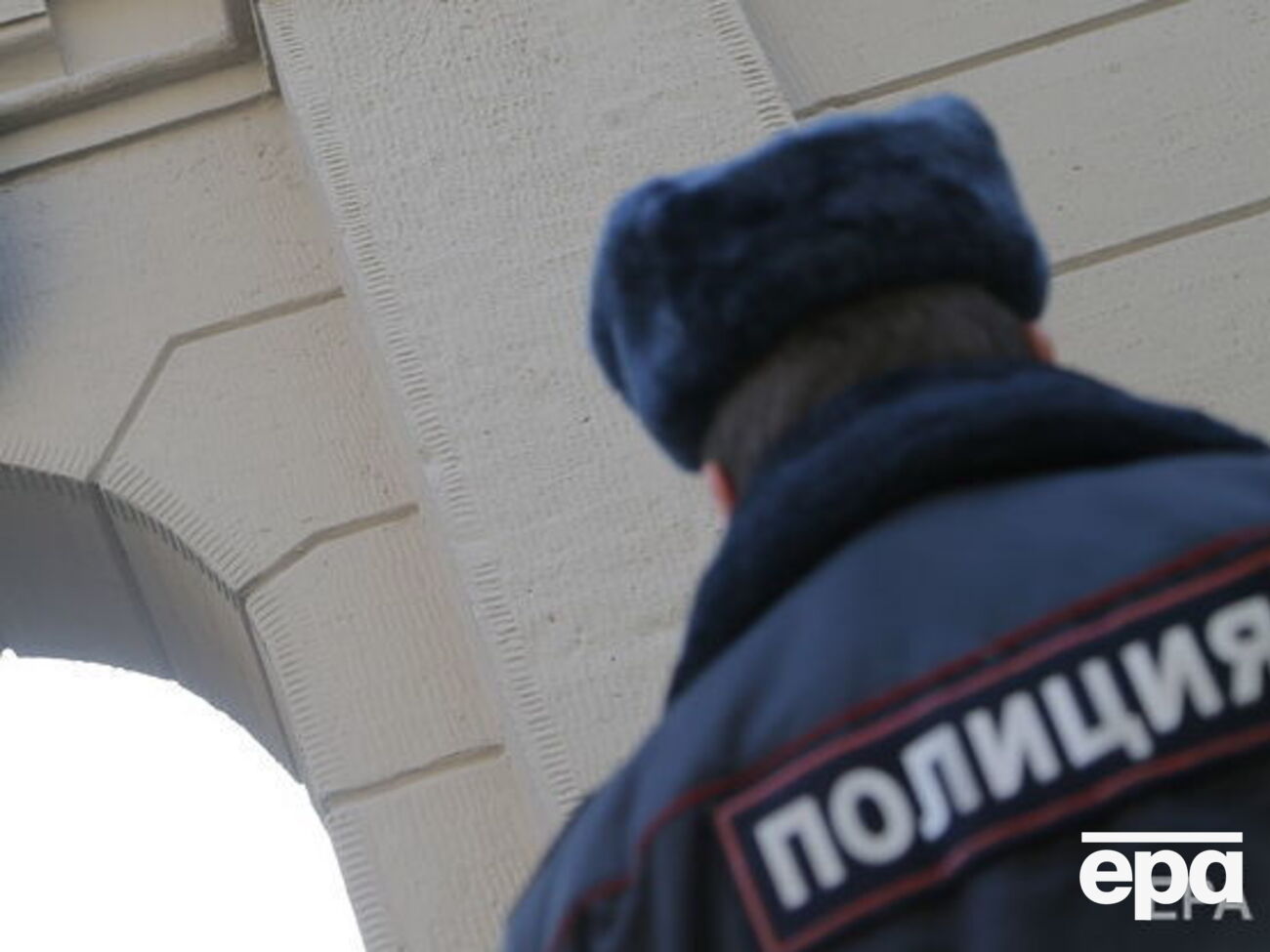 На месте взрыва работают полицейские и взрывотехники