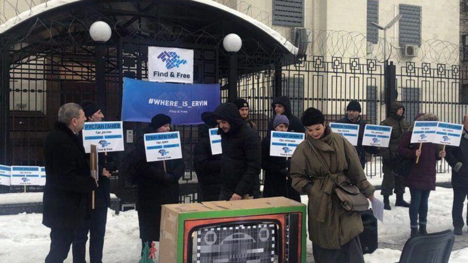 Участники акции используют хештег #Where_is_Ervin в честь Эрвина Ибрагимова, который исчез в 2016 году