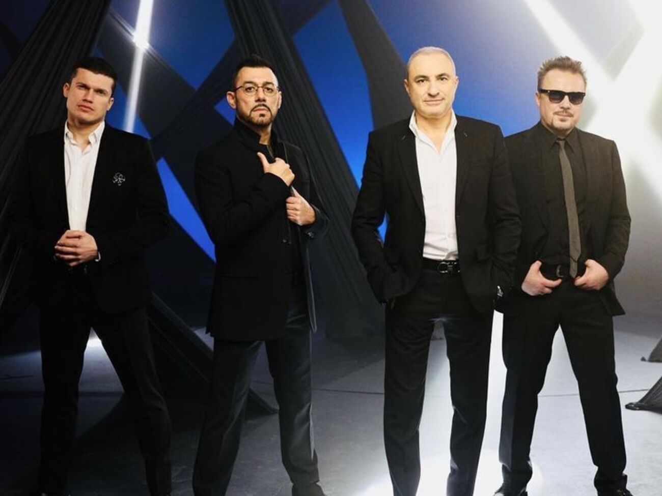 "Хор Турецкого":&nbsp;По замыслу режиссера привычный белый лед превращается в черную бездну