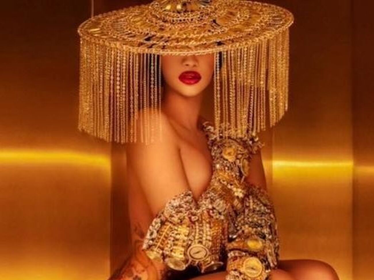 Cardi B з'являється в ролику напівоголеною