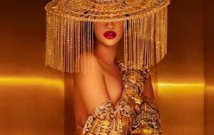 Cardi B з'являється в ролику напівоголеною