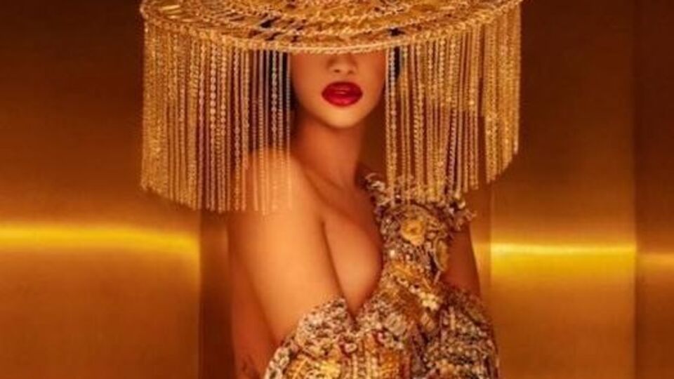Cardi B з'являється в ролику напівоголеною