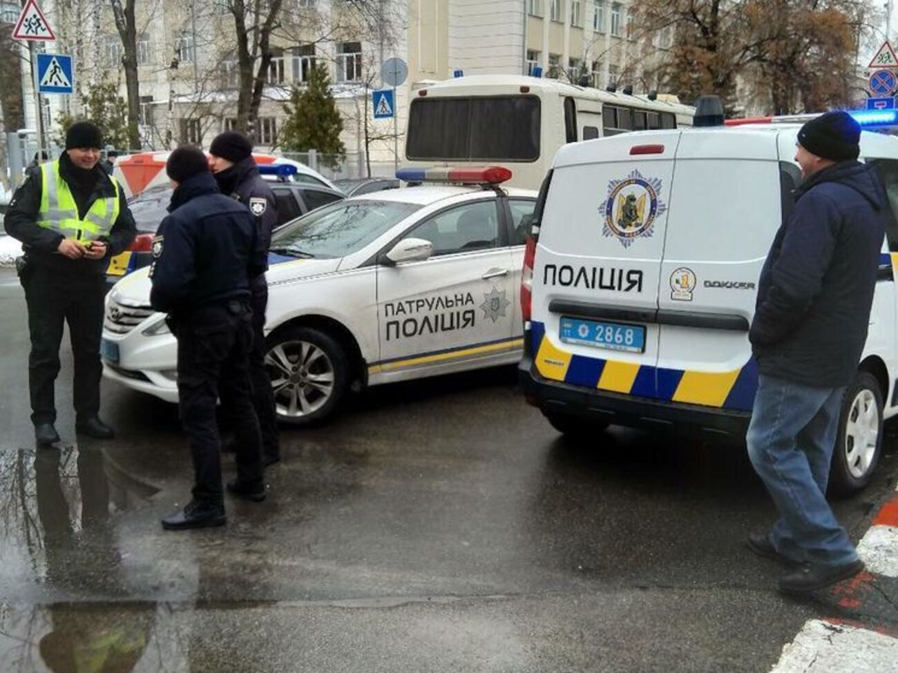 Рядом находится школа, в которой проходили новогодние утренники
