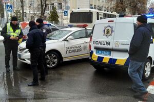 Рядом находится школа, в которой проходили новогодние утренники