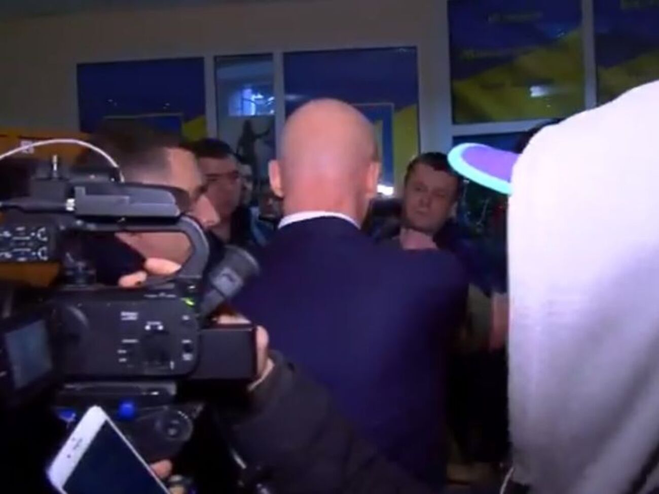 Кореспондента, який намагався поставити запитання, відтягли від Труханова вбік невідомі