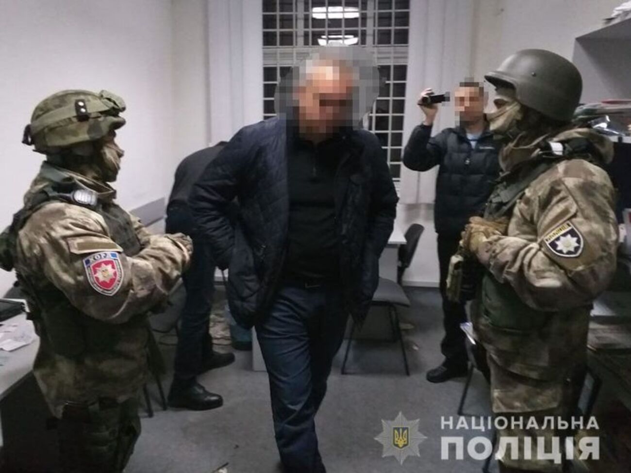Подозреваемых задержали во время передачи 13 тыс. грн