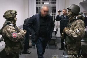 Подозреваемых задержали во время передачи 13 тыс. грн