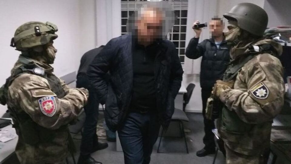 Підозрюваних затримали під час передання 13 тис. грн