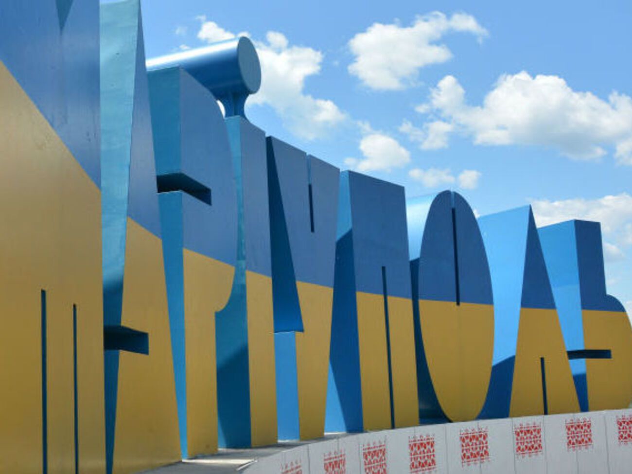 Вода в Маріуполь надходить із річки Сіверський Донець, яка кілька разів перетинає лінію розмежування
