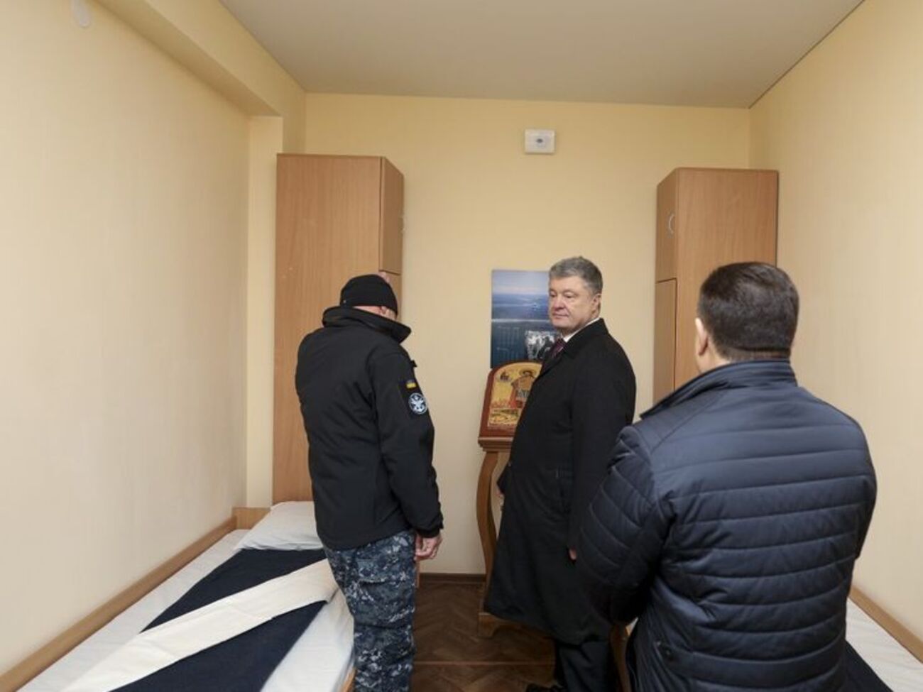 Порошенко (у центрі) оглянув&nbsp;гуртожиток, побудований для моряків