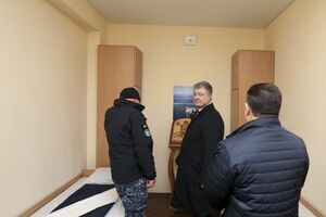 Порошенко (у центрі) оглянув гуртожиток, побудований для моряків