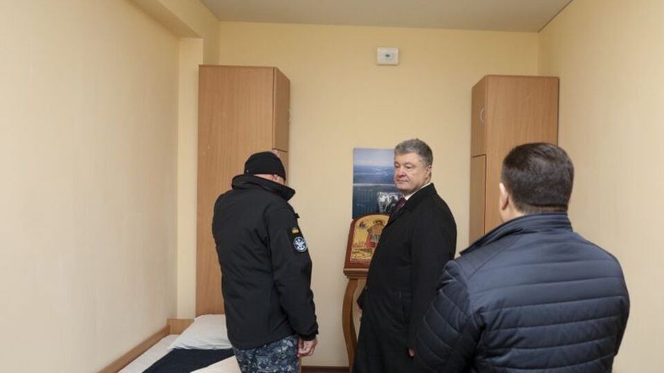 Порошенко (у центрі) оглянув гуртожиток, побудований для моряків