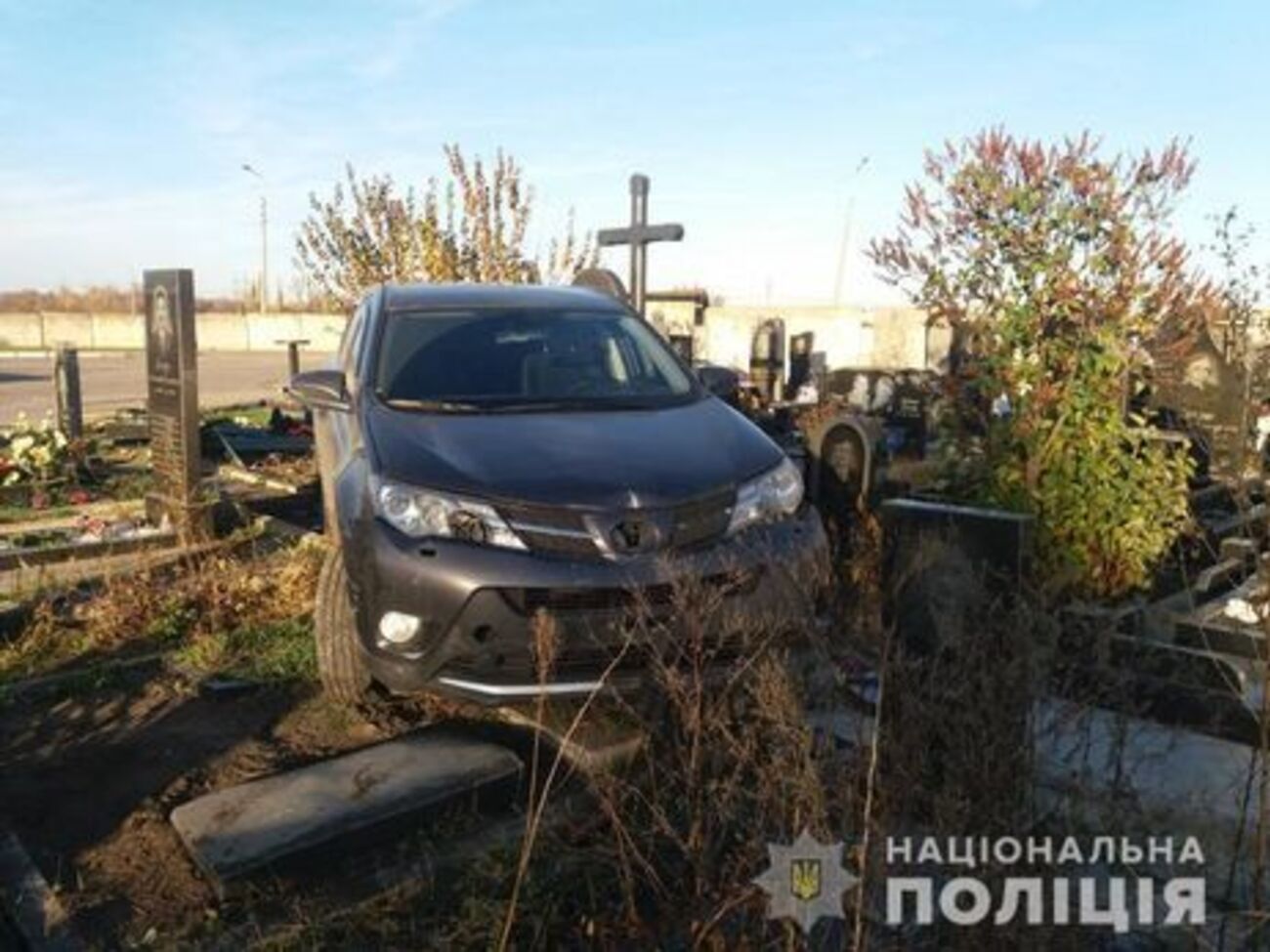 Священик заїхав позашляховиком на кладовище 2 листопада