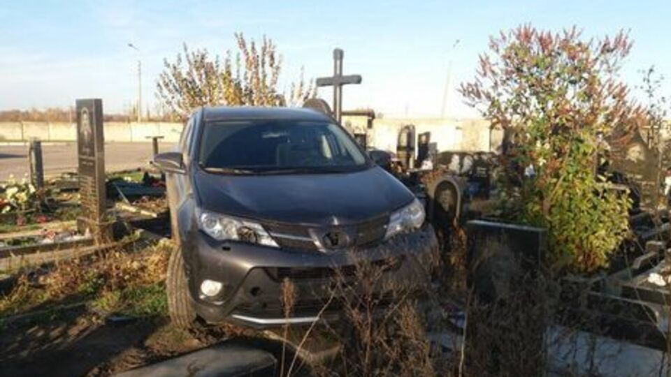 Священник заехал на внедорожнике на кладбище 2 ноября