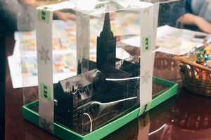 У прес-службі RT заявили, що їстівний подарунок уособлює одну з найгучніших історій року