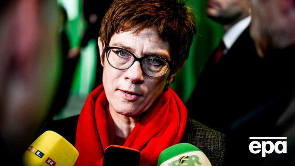 Крамп-Карренбауэр напомнила, что Россия поставляла Германии газ даже во времена холодной войны